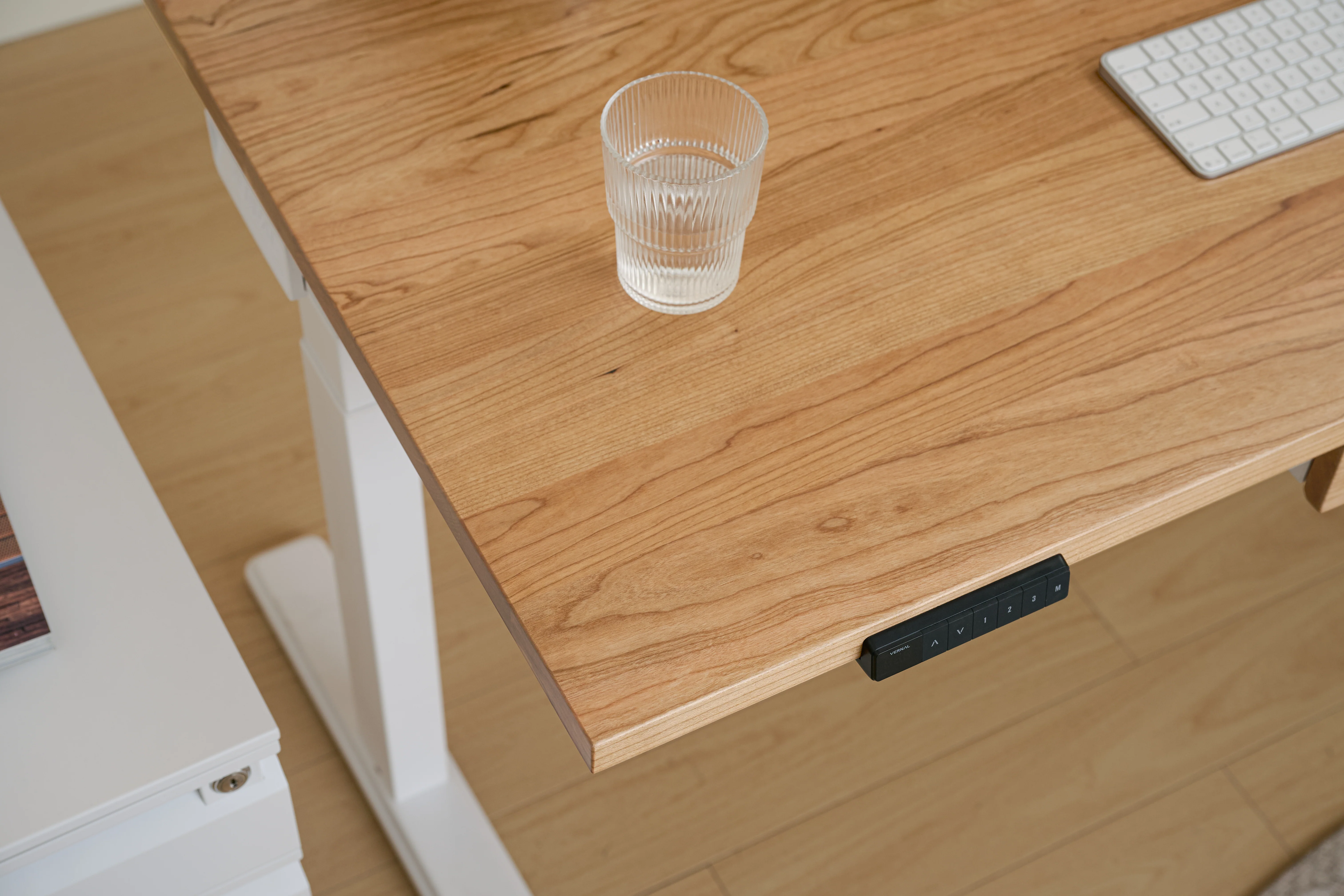 Vernal Core3 Höhenverstellbarer Schreibtisch - Image 48